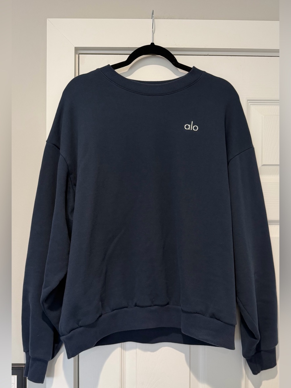 Auth.✅ ALO Yoga Accolade Crewneck Pullover in “Navy” Size Medium